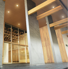 大きな屋根付きの玄関